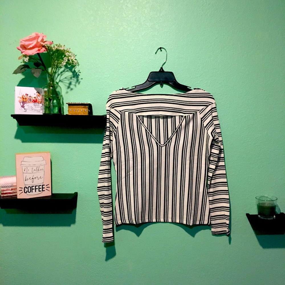 Open v-neck top - Picture 3 of 3